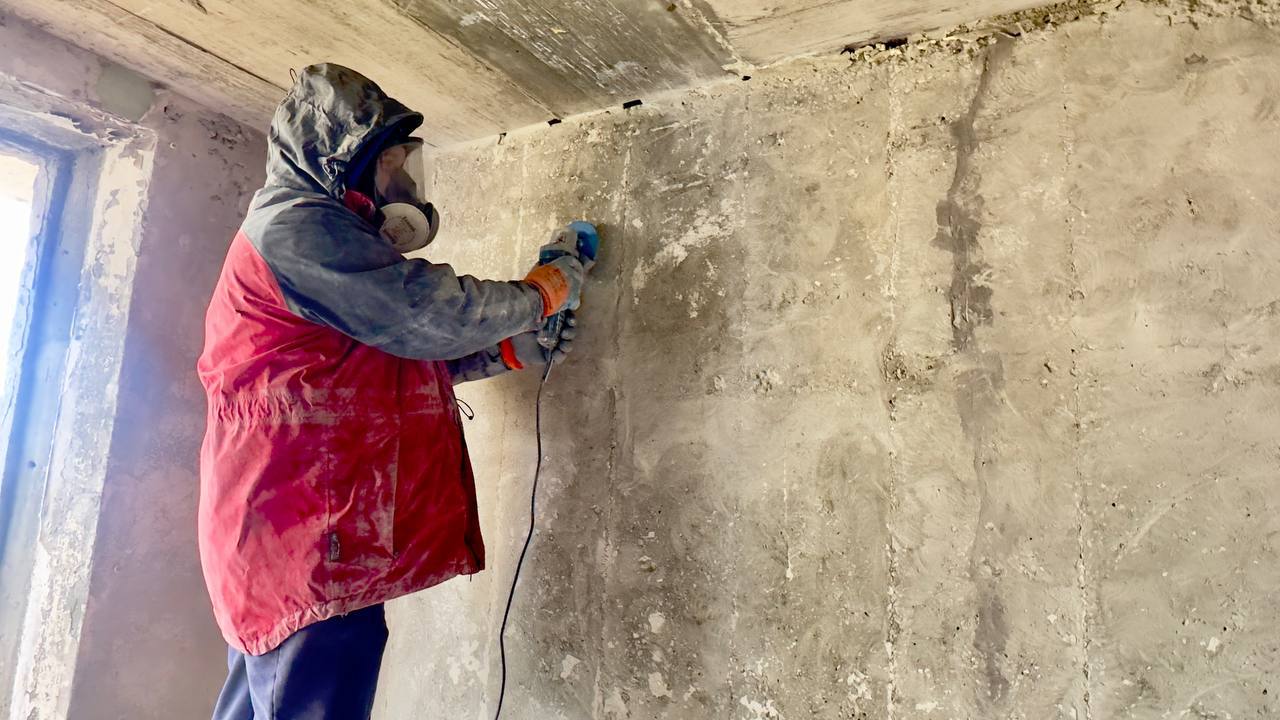 У Харкові відновлюють пошкоджений обстрілами будинок на Велозаводській